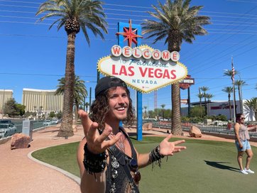 Marv der Zauberer vor Las Vegas Schild